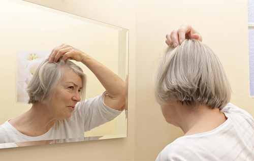 Вчені знайшли зв’язок між сивиною і раком: втрата пігменту може бути ознакою захисту Вчені знайшли зв’язок між сивиною і раком: втрата пігменту може бути ознакою захисту